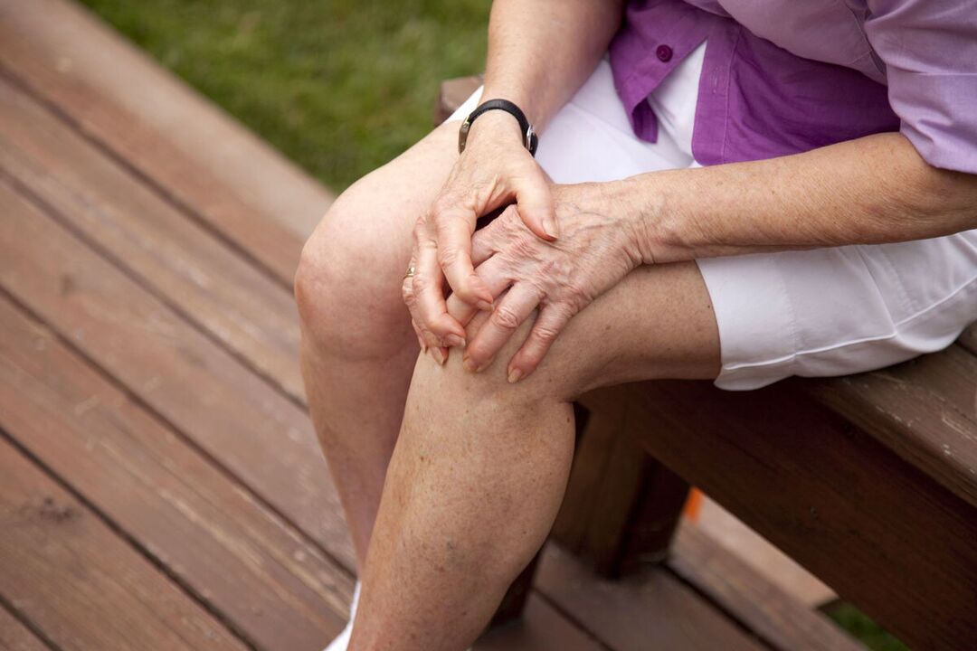 Pijn in de kniegewrichten kan een symptoom zijn van reumatische aandoeningen
