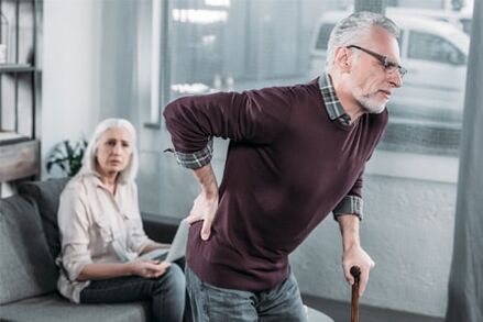 Aan leeftijd gerelateerde veranderingen in het lichaam veroorzaken het optreden van osteochondrose, wat pijn veroorzaakt