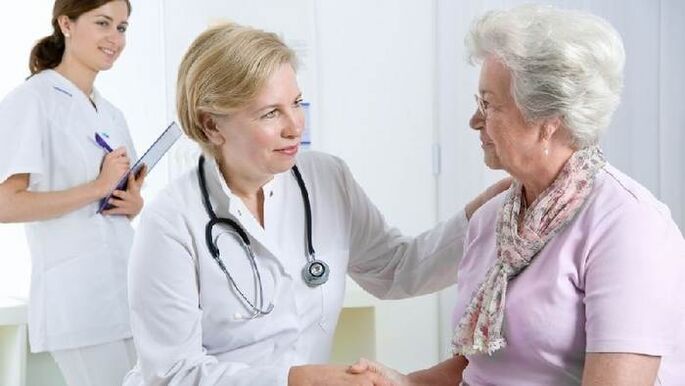 De arts geeft de patiënt aanbevelingen voor de behandeling van artrose