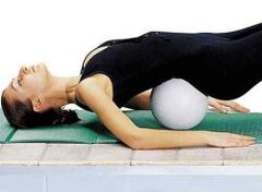 Trainen met een rol onder de onderrug